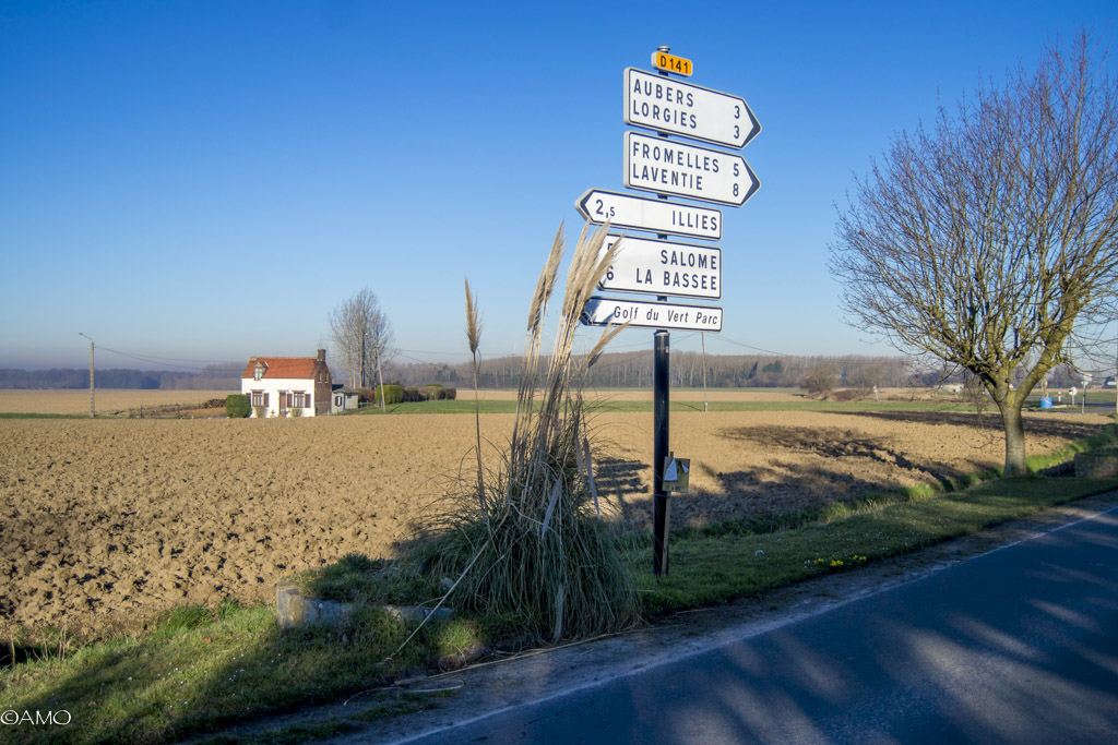 route photo de panneaux devant un champs à l'entrée d'Illies